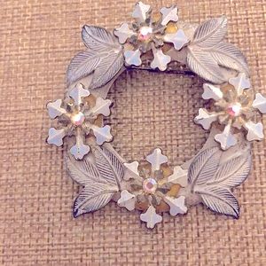 🎉5 /$25 Unique Silvery-Blue Xmas Wreath Brooch